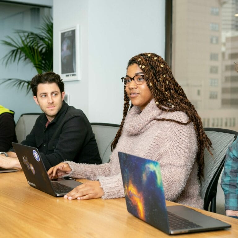 A manager using PI Perform to lead an effective meeting with her direct reports